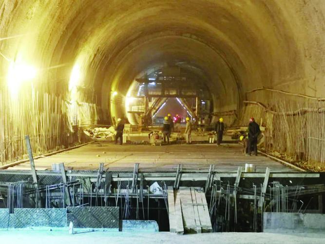 郑万铁路唯一隧道洞内桥梁施工完成