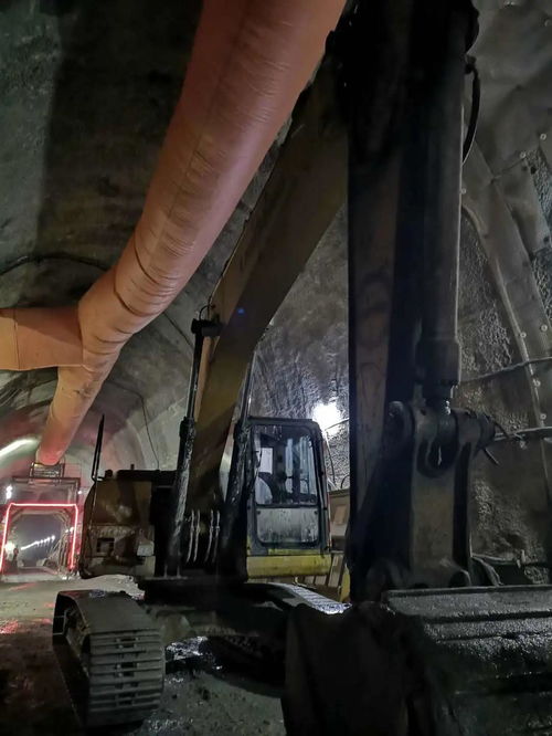 柳工挖掘机与装载机 超级隧道工程里的超级装备