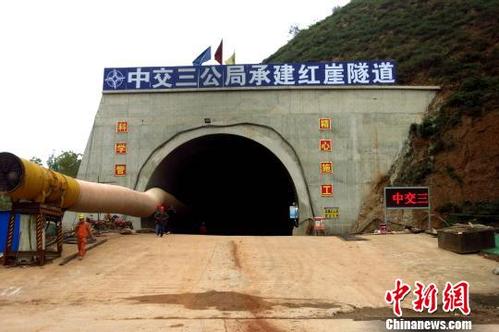 图为正在建设的全长2465米的大湟平公路项目控制性工程红崖隧道.